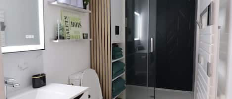 Douche, sĂšche-cheveux, serviettes fournies, savon