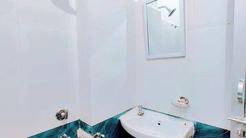 Classic Room | Bathroom