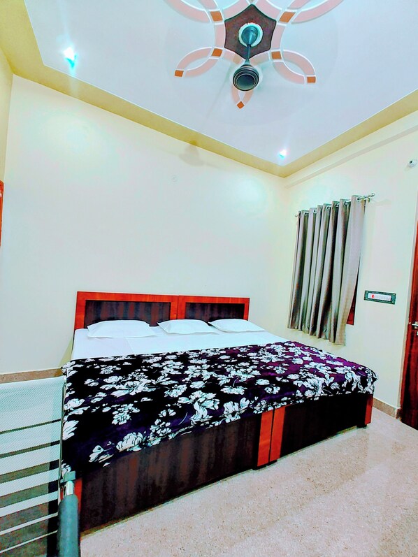 خزنة داخل الغرفة ومكتب ومساحة عمل للكمبيوتر المحمول وتجهيزات عازلة للصوت