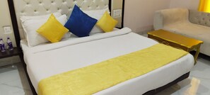 Studio Suite | Laptop workspace, free WiFi - The Royal Palace (Dewas)