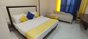 Studio Suite | Laptop workspace, free WiFi - The Royal Palace (Dewas)