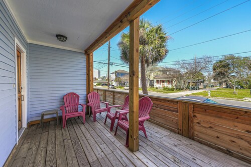 Lavish island 3-bedroom home in Galveston with AC, WiFi. 