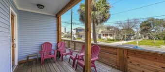 Lavish island 3-bedroom home in Galveston with AC, WiFi.