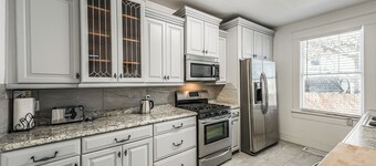 Lavish island 3-bedroom home in Galveston with AC, WiFi. 