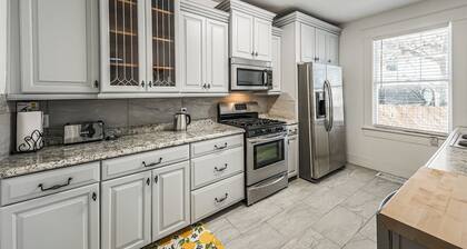 Lavish island 3-bedroom home in Galveston with AC, WiFi.