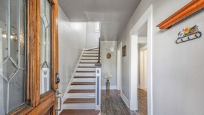 Una escalera con escalones de madera y una puerta de vidrio con marco de madera.