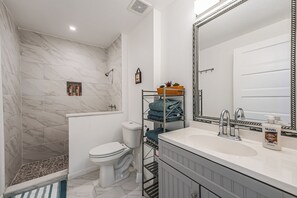 Doccia, asciugacapelli, asciugamani, sapone