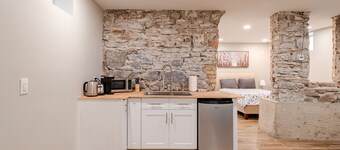 Entire 1-bedroom apartment across from Google