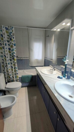 Whirlpool, Haartrockner, Bidet, Handtücher