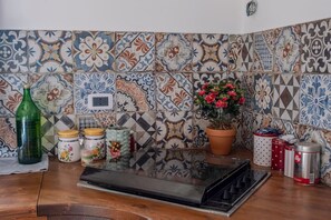 Kühlschrank, Herdplatte, Wasserkocher mit Kaffee-/Teezubehör