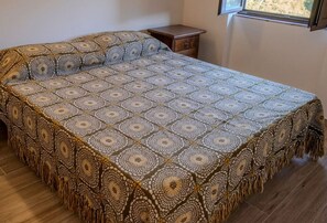 2 quartos, ferros/tábuas de passar roupa, roupa de cama