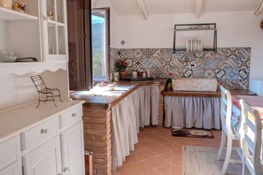 Réfrigérateur, plaque de cuisson, cafetière/bouilloire