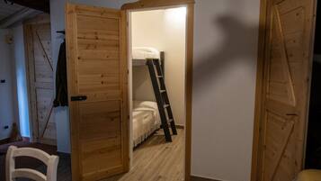 2 Schlafzimmer, Bügeleisen/Bügelbrett, Bettwäsche