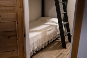 2 chambres, fer et planche à repasser, draps fournis