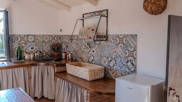 Kühlschrank, Herdplatte, Wasserkocher mit Kaffee-/Teezubehör