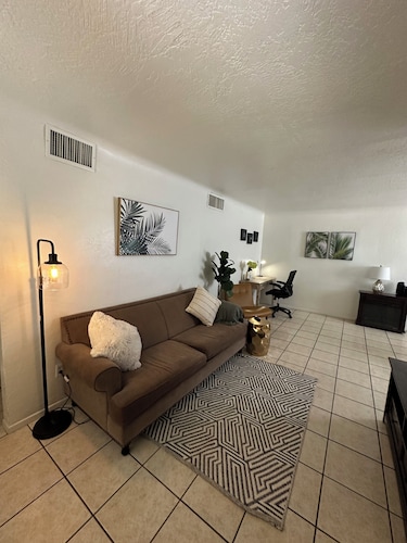 Charming 2-bedroom house in welcoming Yuma. Central location. WiFi washer dryer 