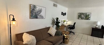 Charming 2-bedroom house in welcoming Yuma. Central location. WiFi washer dryer 