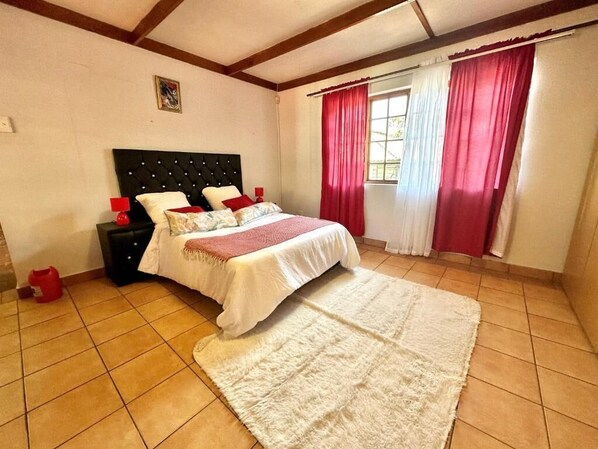 2 habitaciones, tabla de planchar con plancha y ropa de cama 