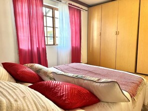 2 chambres, fer et planche à repasser, draps fournis