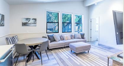 2-Bedroom Condo in the Heart of Aspen. Blocks to Lifts, Shops, and Food.