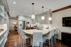 Fridge, oven, dishwasher, cookware/dishes/utensils - NEW LISTING! Remodeled 3 Bedroom Valley View at Ritz Carlton by RedAwning (Vail)