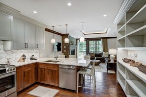 Kjøleskap, ovn, oppvaskmaskin og kjøkkenutstyr