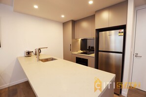 Microondas, horno, placa de cocina y lavavajillas