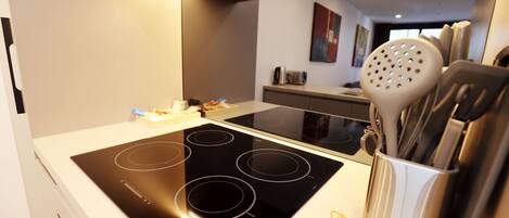 Microondas, horno, parrilla de estufa y lavavajillas