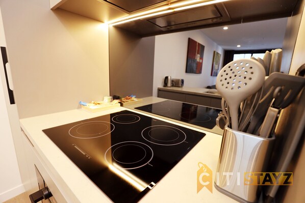 Microondas, horno, placa de cocina y lavavajillas