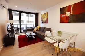TV - Red Rose Retreat - 1bd 1bth Apt (Phillip)