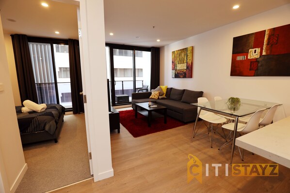 TV - Red Rose Retreat - 1bd 1bth Apt (Phillip)