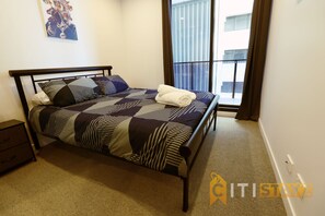 1 bedroom, iron/ironing board, free WiFi - Sunny Yellow, 1Bd Apt - Woden (Phillip)