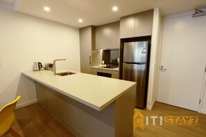 Een microgolfoven, een oven, een kookplaat, een vaatwasser