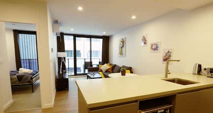 Sunny Yellow, 1Bd Apt - Woden