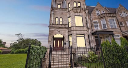 NEW LISTING! Apartment Near Downtown & UChicago by RedAwning