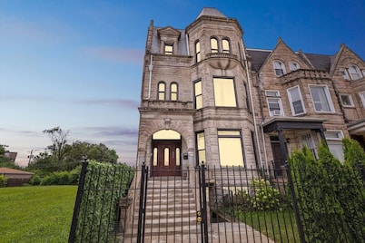 Spacious 4BR Condo | Pool Table | Near McCormick