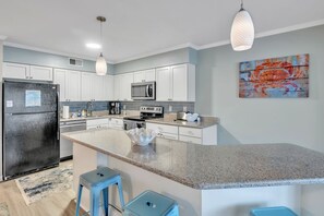 Kylskåp, mikrovågsugn, ugn och diskmaskin