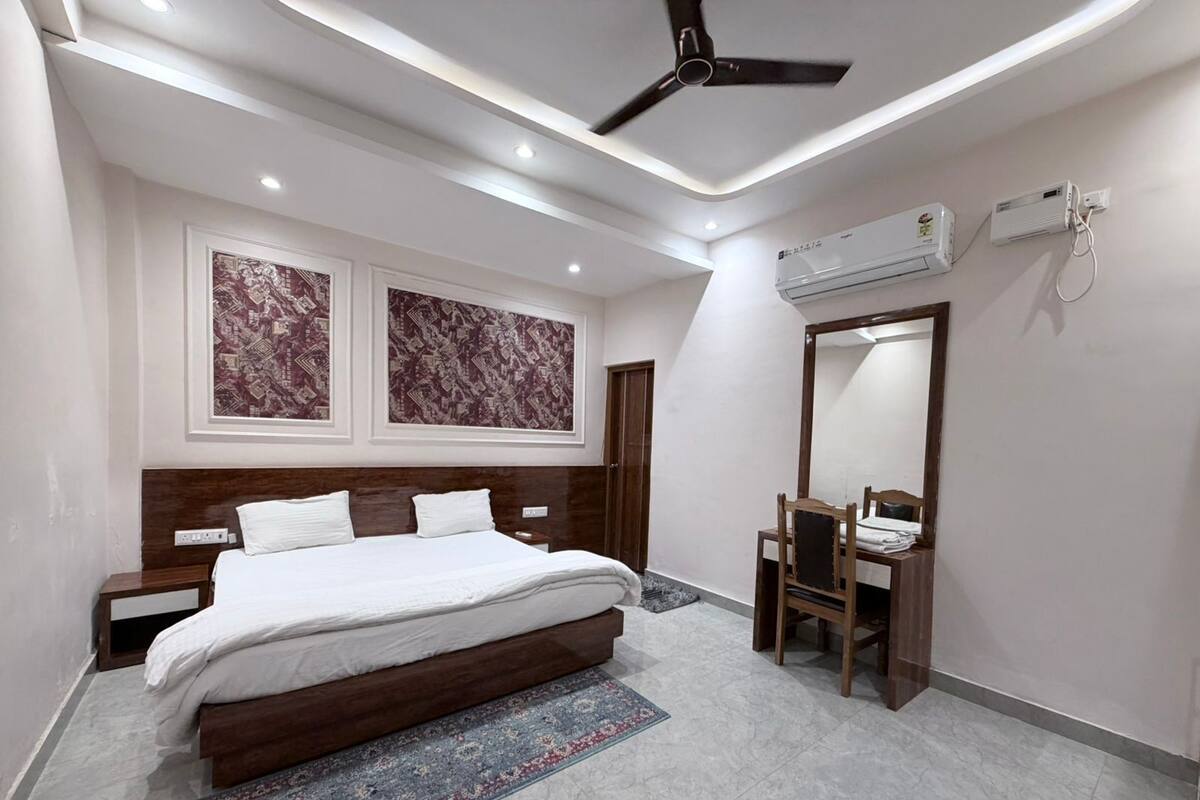 Habitación superior, 1 cama King size | Escritorio, espacio para trabajar con laptop y insonorización 