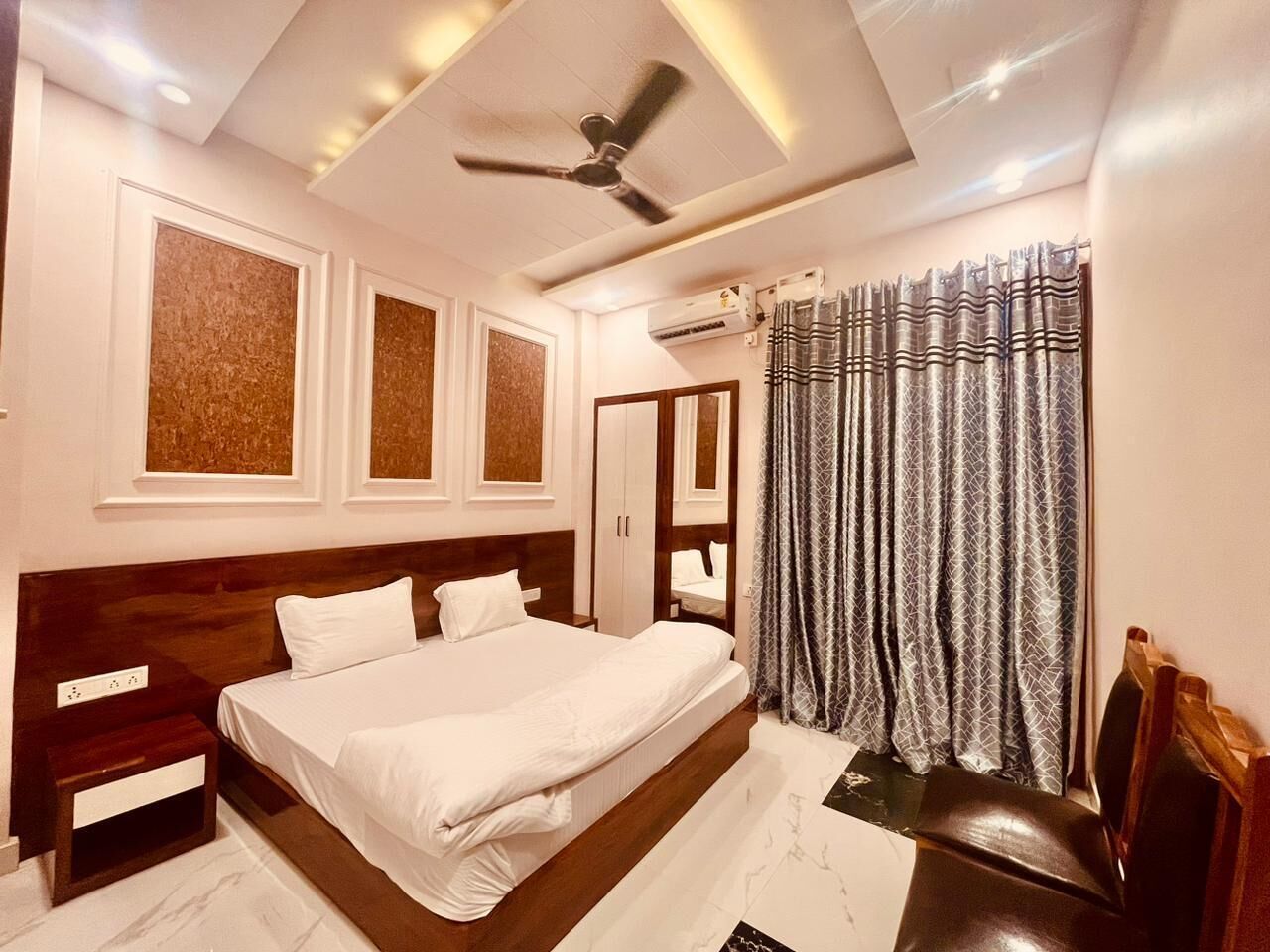 Superior Room, 1 King Bed | Desk, laptop workspace, soundproofing, iron/ironing board