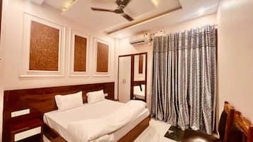 Superior Room, 1 King Bed | Desk, laptop workspace, soundproofing, iron/ironing board