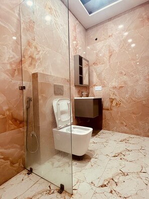 Superior Room, 1 King Bed | Bathroom | Free toiletries, slippers, towels, soap - Hotel Ram Anandam Inn (Faizabad)