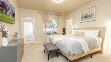 3 habitaciones, escritorio y tabla de planchar con plancha