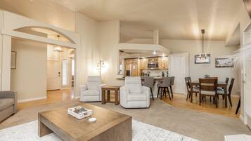 Smart TV, chimenea, oficina y impresora