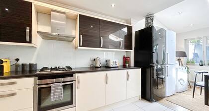 Sleek Kilburn 4-bedroom flat w/Parking & backyard