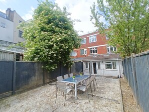 Outdoor dining - 4BDR Kilburn Flat near Hampstead Heath, Abbey Road (London)