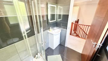 Miljøvennlige toalettsaker, hårføner og håndklær