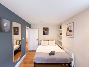 2 habitaciones, escritorio, tabla de planchar con plancha y wifi gratis