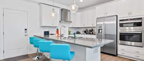 冷蔵庫、電子レンジ、オーブン、コンロ