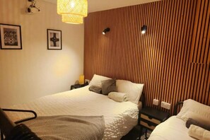 1 bedroom, iron/ironing board, WiFi, bed sheets - Liverpool Manhattan Apartments
 (Liverpool)