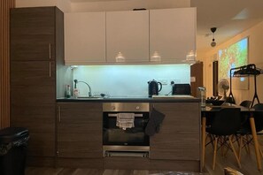 Oven, toaster - Liverpool Manhattan Apartments
 (Liverpool)